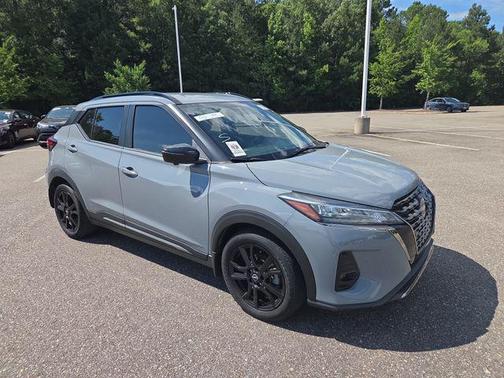 Boulder Gray Pearl 2023 Nissan Kicks SR