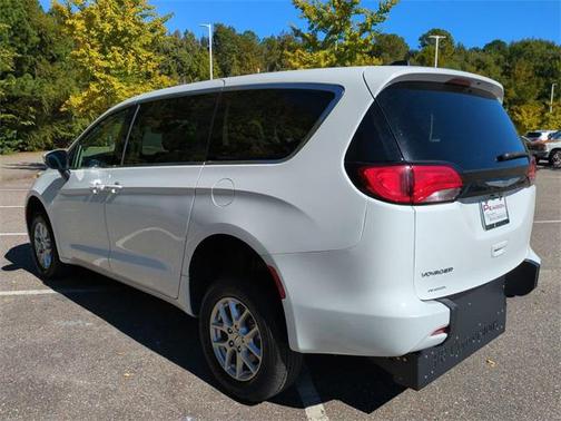 2022 Chrysler Voyager LX