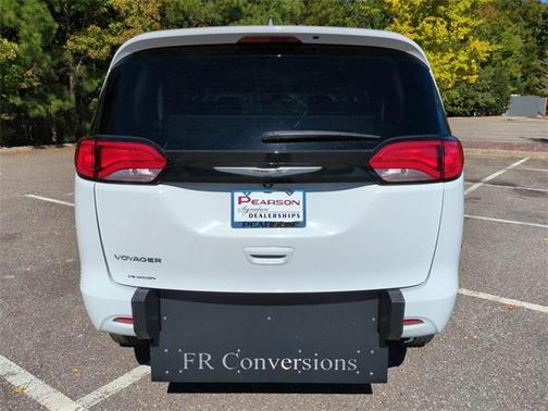 2022 Chrysler Voyager LX