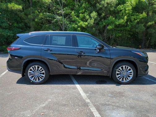 Midnight Black Metallic 2026 Toyota Highlander Hybrid Platinum