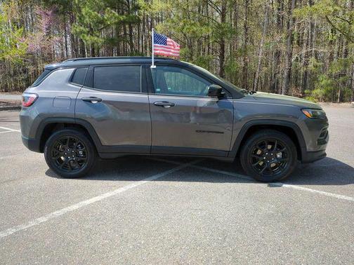 Granite Crystal Metallic Clearcoat 2022 Jeep Compass Latitude
