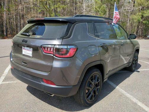 Granite Crystal Metallic Clearcoat 2022 Jeep Compass Latitude