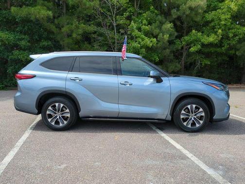 Moon Dust 2022 Toyota Highlander XLE