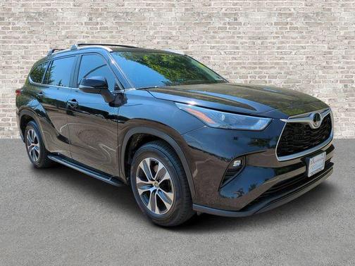 Midnight Black Metallic 2023 Toyota Highlander XLE