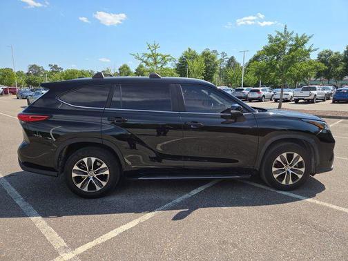 Midnight Black Metallic 2023 Toyota Highlander XLE