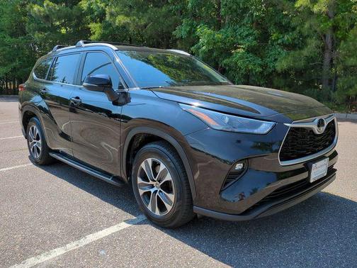 Midnight Black Metallic 2023 Toyota Highlander XLE