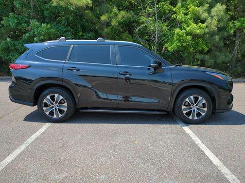 Midnight Black Metallic 2023 Toyota Highlander XLE