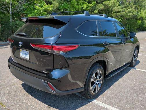 Midnight Black Metallic 2023 Toyota Highlander XLE