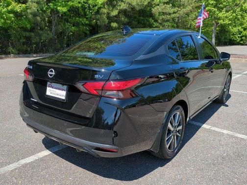 Super Black Metallic 2024 Nissan Versa 1.6 SV