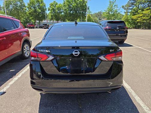 Super Black Metallic 2024 Nissan Versa 1.6 SV