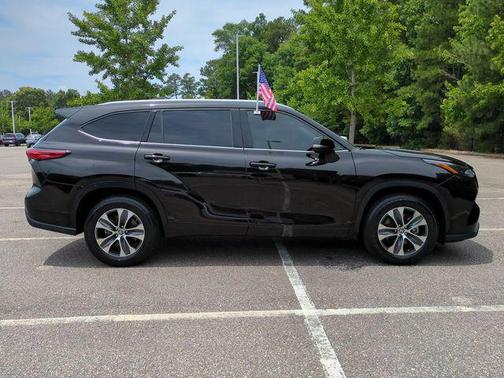 Amber 2022 Toyota Highlander XLE