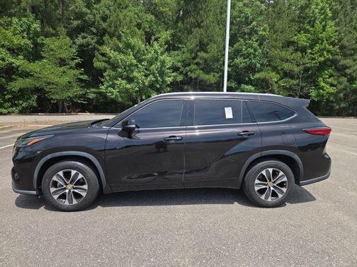 Amber 2022 Toyota Highlander XLE