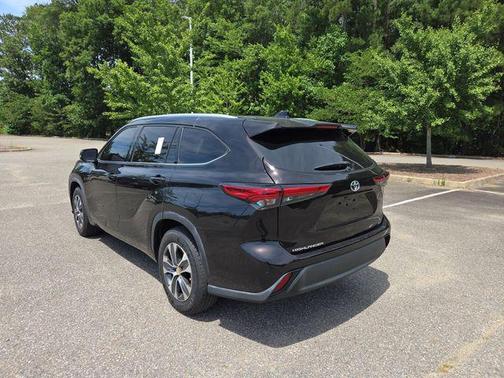 Amber 2022 Toyota Highlander XLE