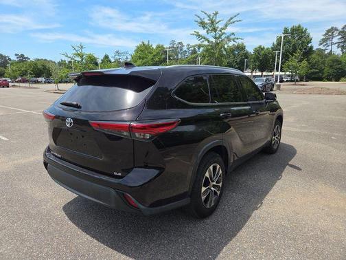 Amber 2022 Toyota Highlander XLE