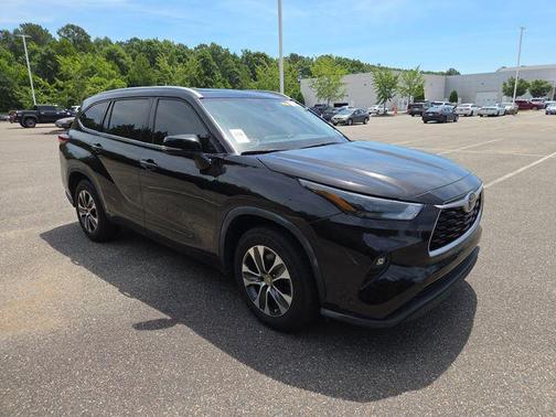 Amber 2022 Toyota Highlander XLE