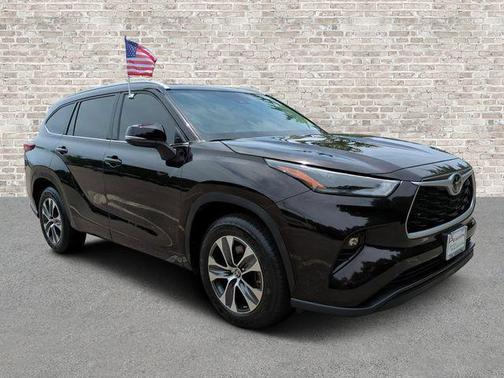 Amber 2022 Toyota Highlander XLE