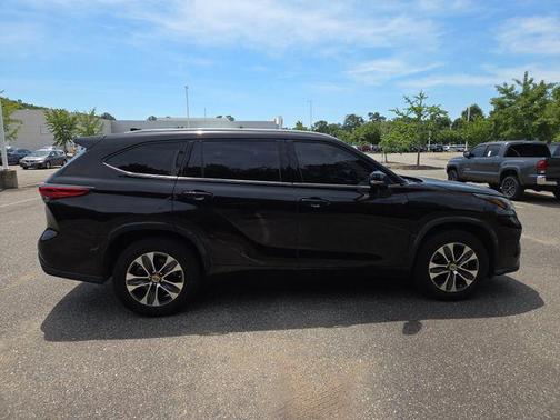 Amber 2022 Toyota Highlander XLE