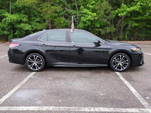 Midnight Black Metallic 2019 Toyota Camry SE