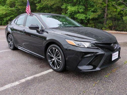 Midnight Black Metallic 2019 Toyota Camry SE