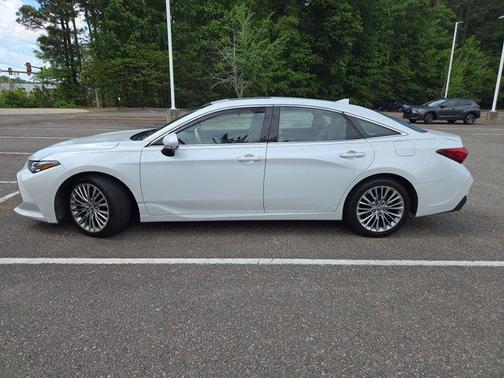 Pearl 2019 Toyota Avalon Limited