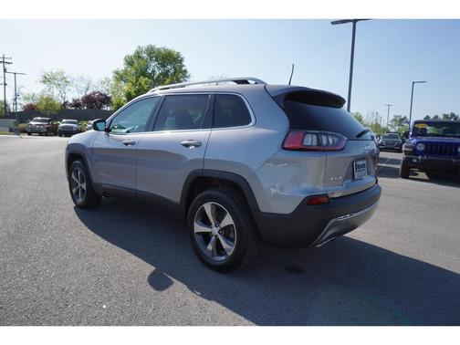 Photo 3 of 22 of 2020 Jeep Cherokee Limited 4WD