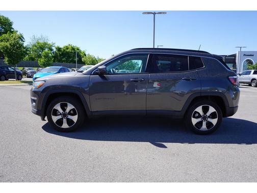 Photo 4 of 22 of 2018 Jeep Compass Latitude