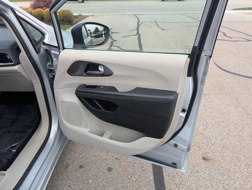 2023 Chrysler Pacifica Touring-L