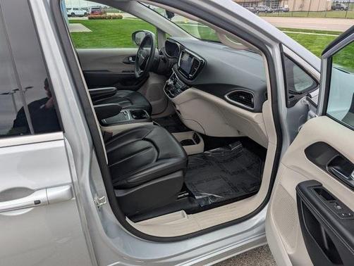 2023 Chrysler Pacifica Touring-L