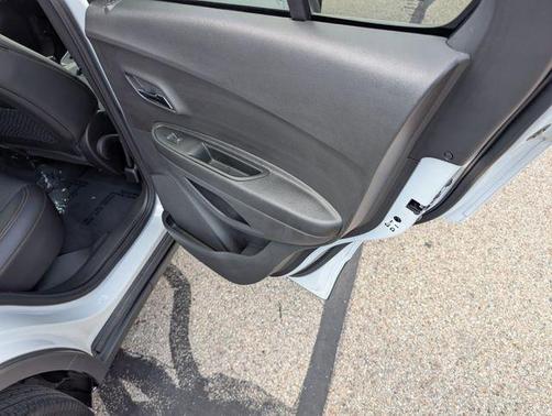 Summit White 2019 Chevrolet Trax LT