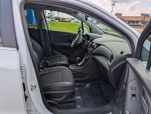 Summit White 2019 Chevrolet Trax LT