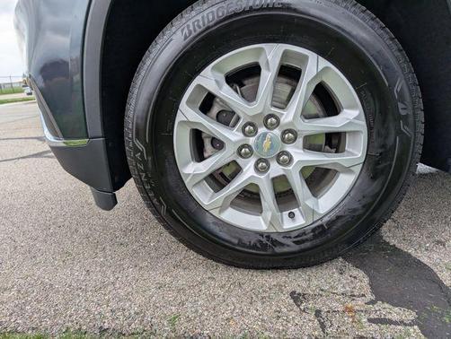 Graphite Metallic 2021 Chevrolet Traverse LT Cloth