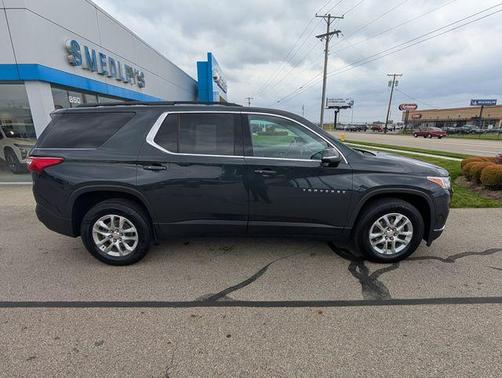 Graphite Metallic 2021 Chevrolet Traverse LT Cloth