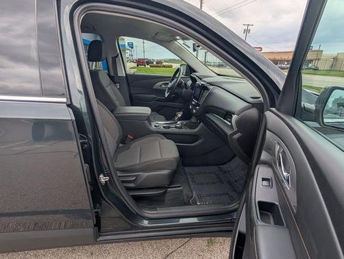 Graphite Metallic 2021 Chevrolet Traverse LT Cloth
