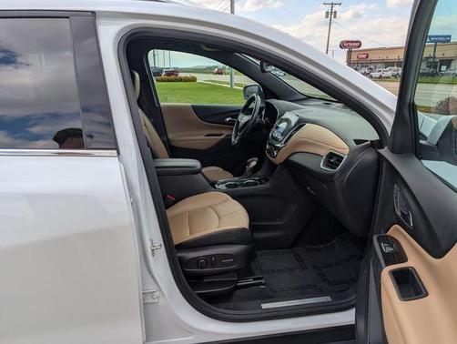 Iridescent Pearl Tricoat 2022 Chevrolet Equinox Premier