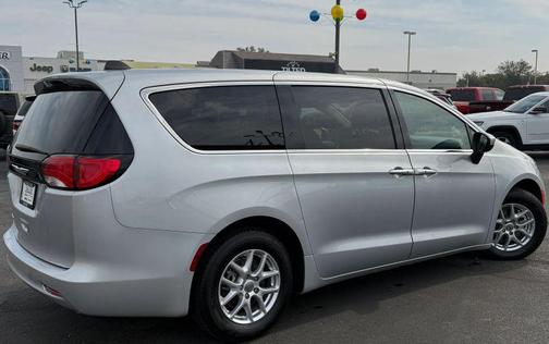2022 Chrysler Voyager LX