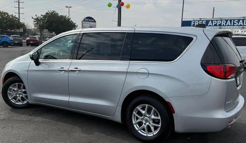 2022 Chrysler Voyager LX