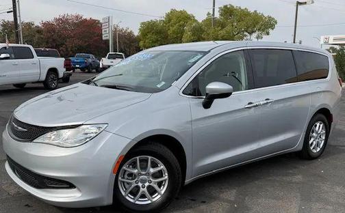 2022 Chrysler Voyager LX