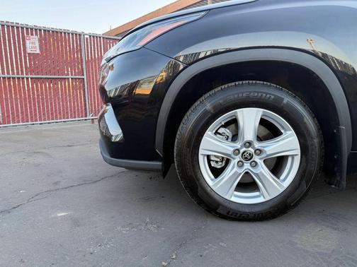 Midnight Black Metallic 2022 Toyota Highlander LE