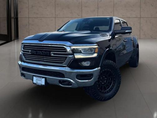 Diamond Black Crystal Pearlcoat 2019 RAM 1500 Laramie