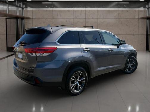 PREDAWN GRAY MI 2018 Toyota Highlander LE Plus