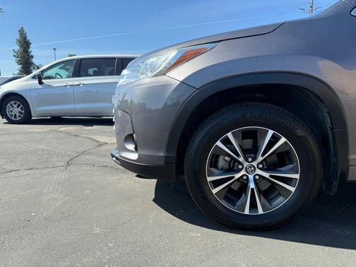 PREDAWN GRAY MI 2018 Toyota Highlander LE Plus