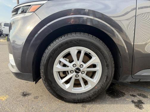 2024 Kia Carnival LX