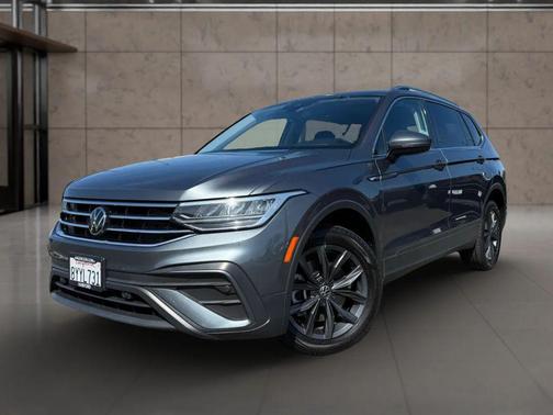 Deep Black Pearl 2022 Volkswagen Tiguan 2.0T SE 4MOTION
