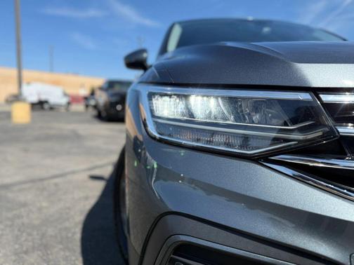 Deep Black Pearl 2022 Volkswagen Tiguan 2.0T SE 4MOTION