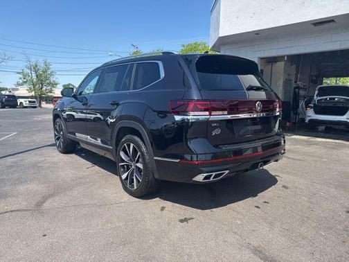 Deep Black Pearl 2025 Volkswagen Atlas 2.0T SEL Premium R-Line 4MOTION
