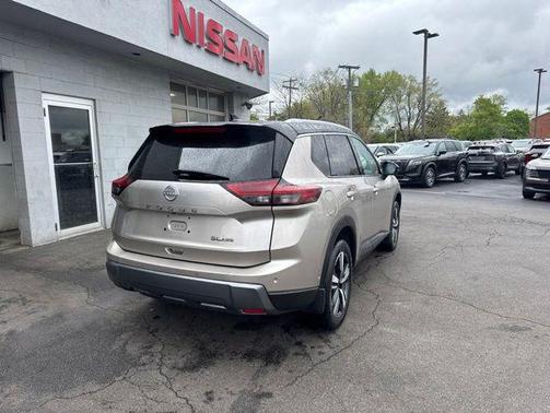 Champagne Silver Metallic/Super Black 2024 Nissan Rogue SL