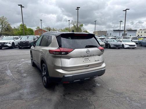 Champagne Silver Metallic/Super Black 2024 Nissan Rogue SL