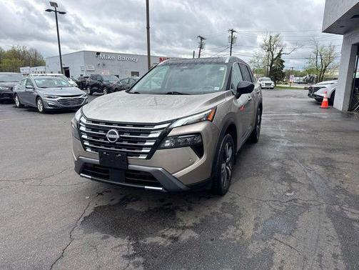 Champagne Silver Metallic/Super Black 2024 Nissan Rogue SL