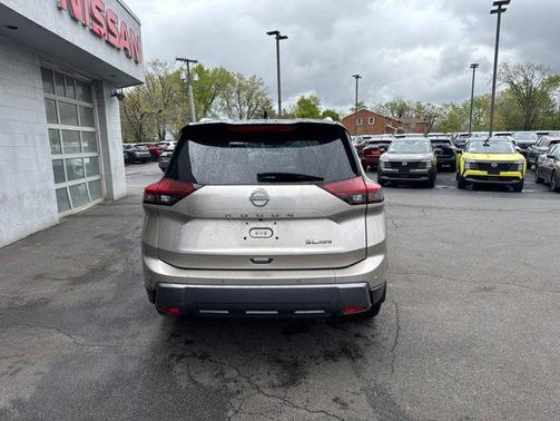 Champagne Silver Metallic/Super Black 2024 Nissan Rogue SL