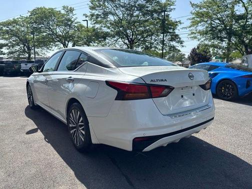 Pearl White Tricoat 2023 Nissan Altima 2.5 SV